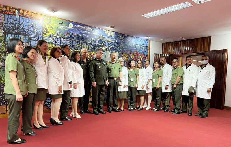 Visiting CIMEQ Hospital. Photo: VNA