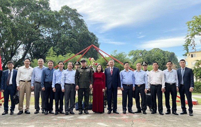 The delegation pays tribute to President Ho Chi Minh at the park named after the Vietnamese leader in Havana. Photo: VNA