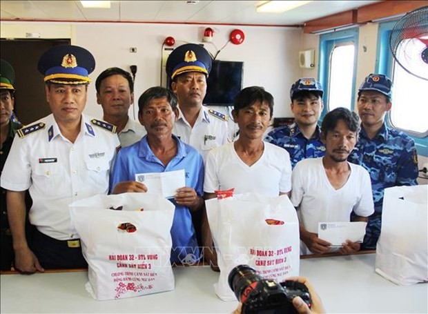  Four fishermen rescued 10 days after a shipwreck off the central province of Binh Thuan were safely brought to Squadron 32 Port in Ninh Hoa town of Khanh Hoa province by a Vietnam Coast Guard ship.
