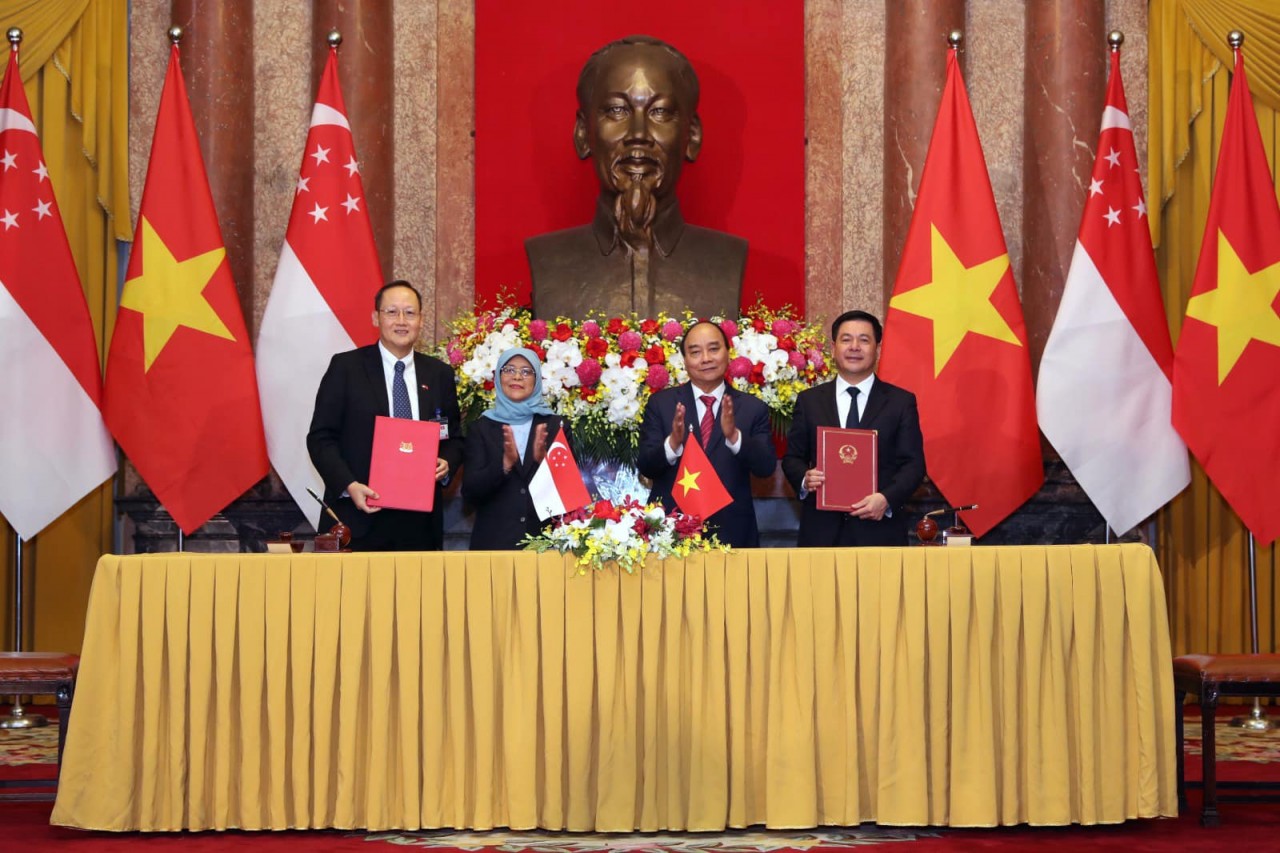 At the signing a Memorandum of Understanding to deepen energy cooperation between Vietnam and Singapore. Photo:  Singapore's Ministry of Communications and Information