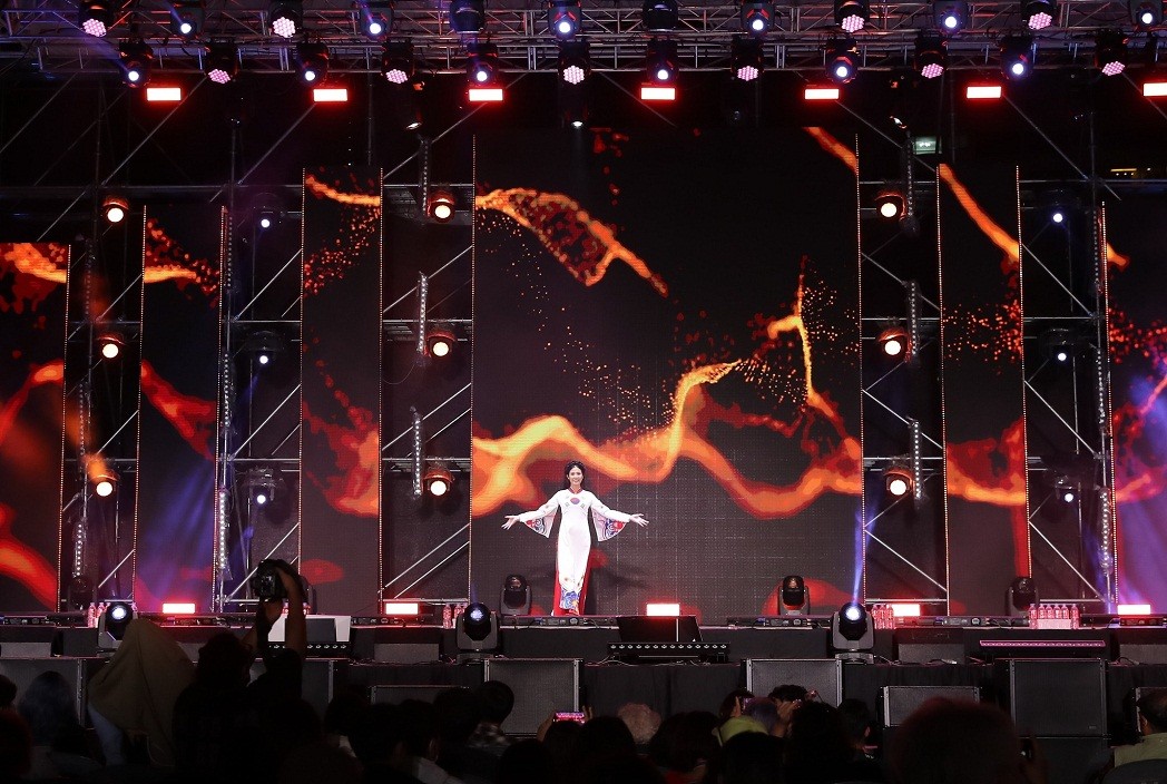 Ao Dai fashion show by two designers Lan Huong and Ngoc Han 
