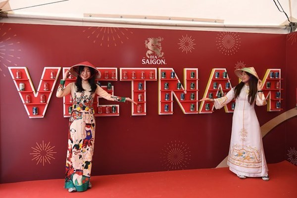 Korean people enjoy the unique cultural space of Vietnam. Photo: VNA