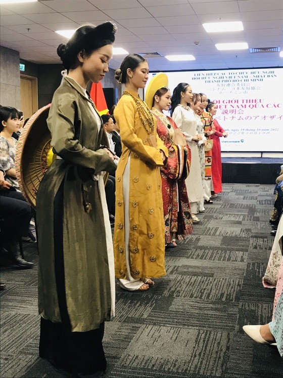 Introducing the History of Vietnamese Ao Dai to Japanese Friends