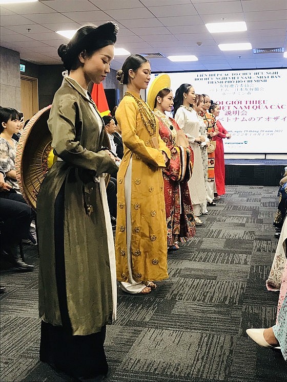 Vietnamese Ao Dai through the ages. Photo: 