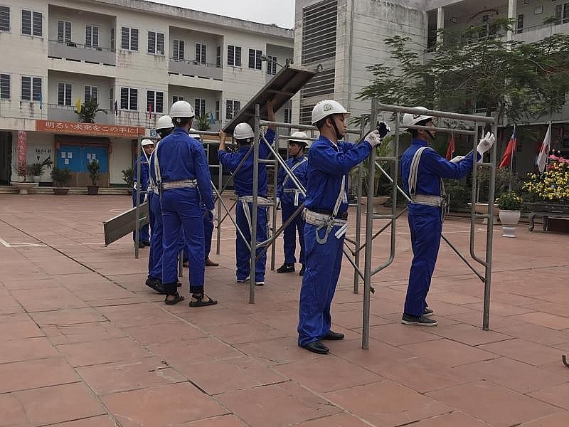 Citizens advised to Be Cautious When Signing Contracts to Work Abroad