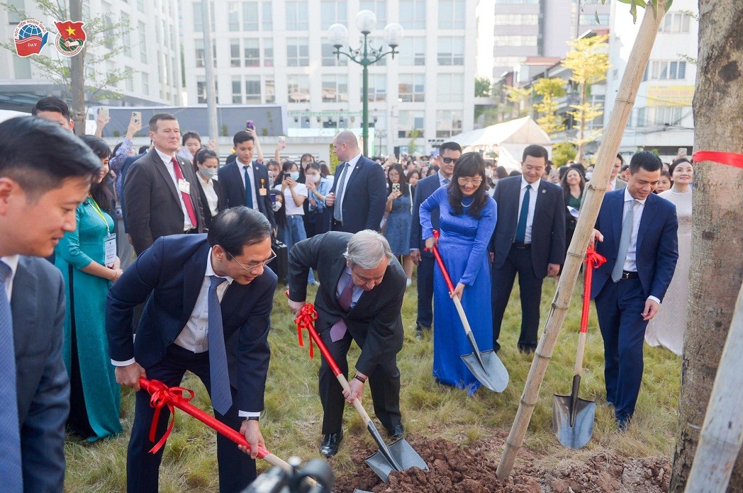 Planting a tree at the DAV. Source: DAV