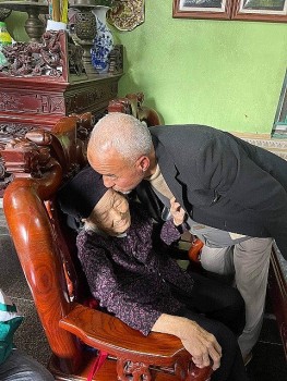 Algerian – Vietnamese Man Reunites With His Mother After 58 Years