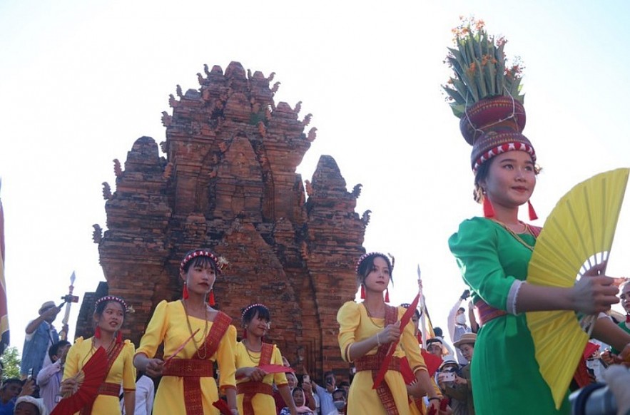 Cham people In Binh Thuan Province Celebrate Kate Festival
