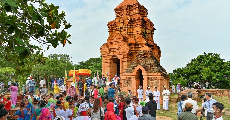 Cham people In Binh Thuan Province Celebrate Kate Festival