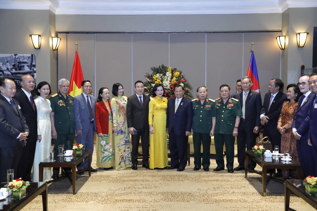 Two sides delegates pose for group photo. Photo: VNT