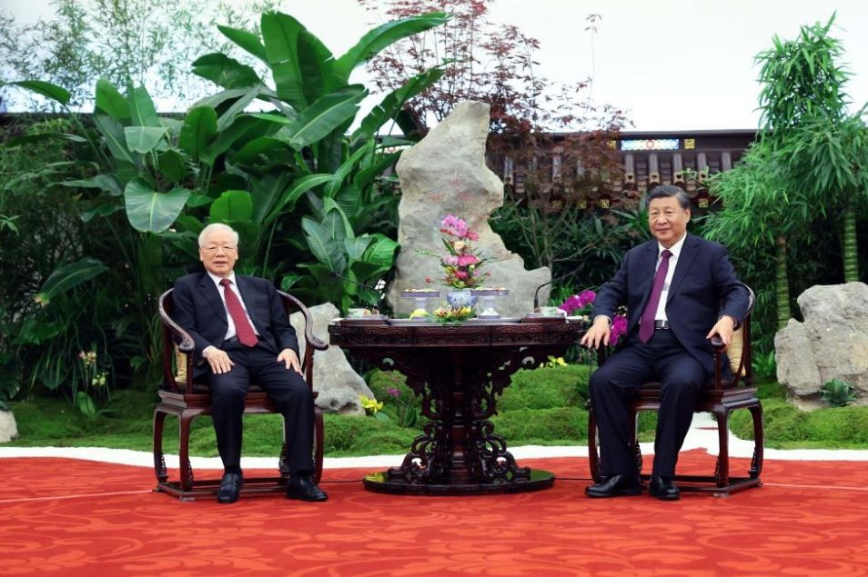 China's Friendship Medal Presented to Vietnam's Party General Secretary