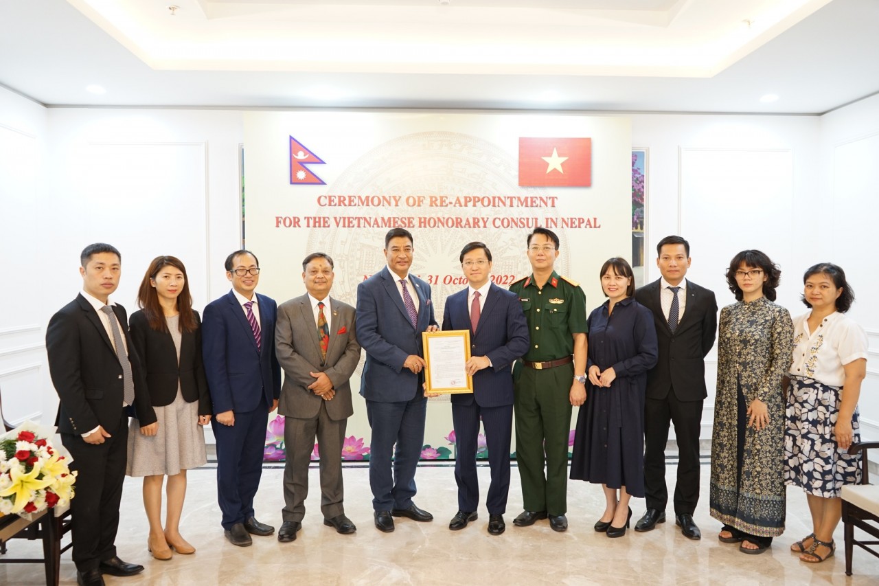 Rajesh Kazi Shrestha, Vietnamese honorary consul in Nepal, takes group photo with Vietnamese Ambassador to Nepal Nguyen Thanh Hai and embassy staff. Source: Vietnamese Embassy in New Delhi