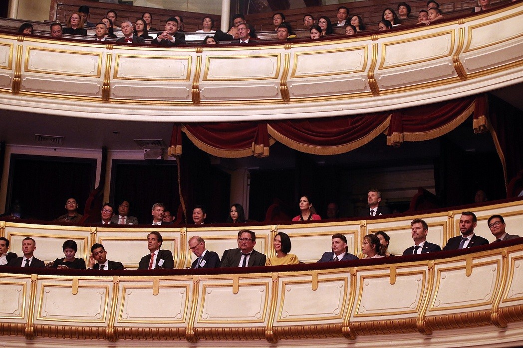 The Danish Crown Prince Couple together with about 600 guests were entertained by renowned Vietnamese and Danish artists at a gala performance at the Hanoi Opera Theatre. Photo: Embassy of Denmark