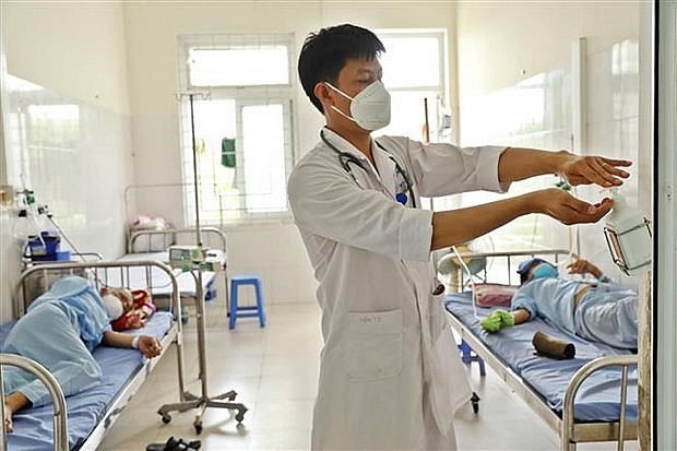 Treatment for severe COVID-19 patients at Thanh Hoa Lung Hospital. Photo: VNA
