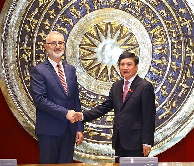 Vietnamese, Hungarian NA Offices promote cooperation: Secretary General of the National Assembly and Chairman of the NA Office Bui Van Cuong (R) and Hungarian counterpart Such Gyorgy. Photo: VNA