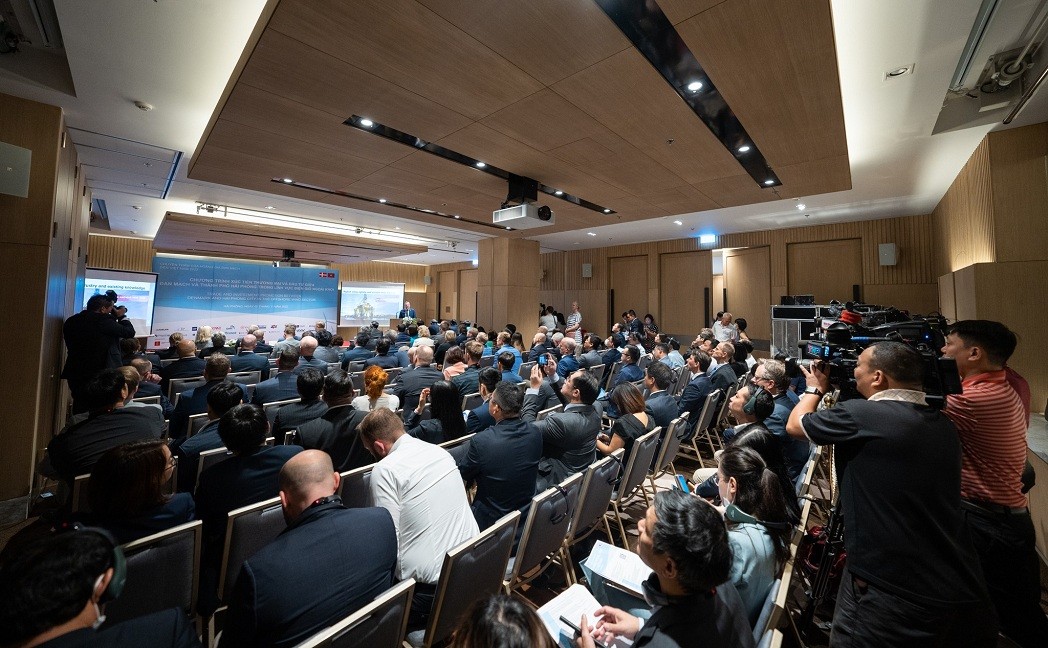 The Crown Prince attends a trade and investment promotion event between Danish and Vietnamese offshore wind power businesses and investors in Hai Phong and visit the largest industrial port in Northern Vietnam, which in the future could be powered by offshore wind energy. Photo: Danish embassy