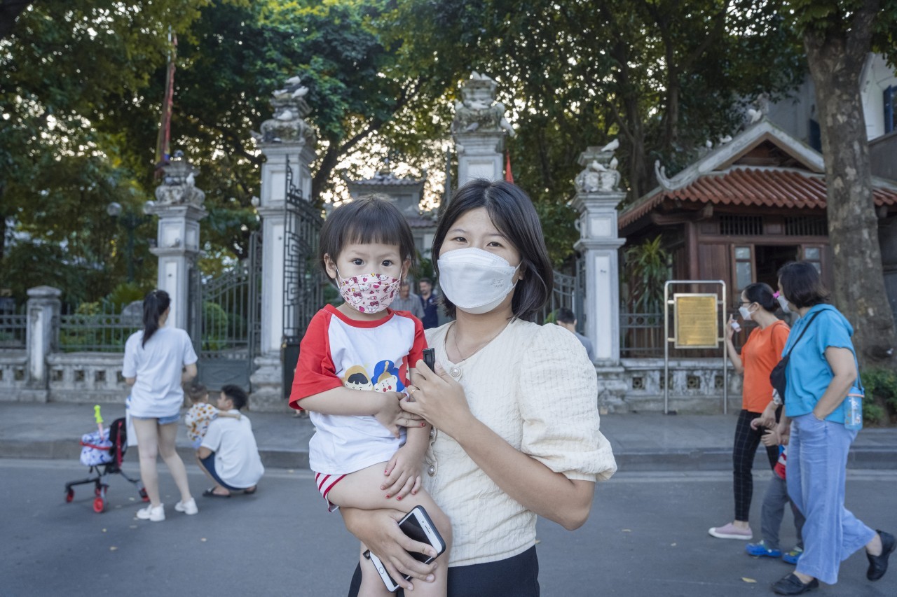 Pham Nguyen Bach Mai and her daughter. (Photo: Thoi Dai) Pham Nguyen Bach Mai and her daughter. (Photo: Thoi Dai)