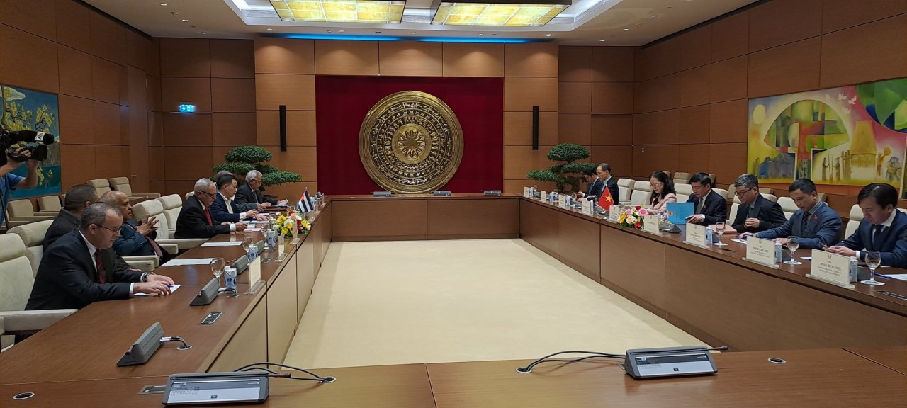 At the meeting. Photo: Cuban embassy in Hanoi