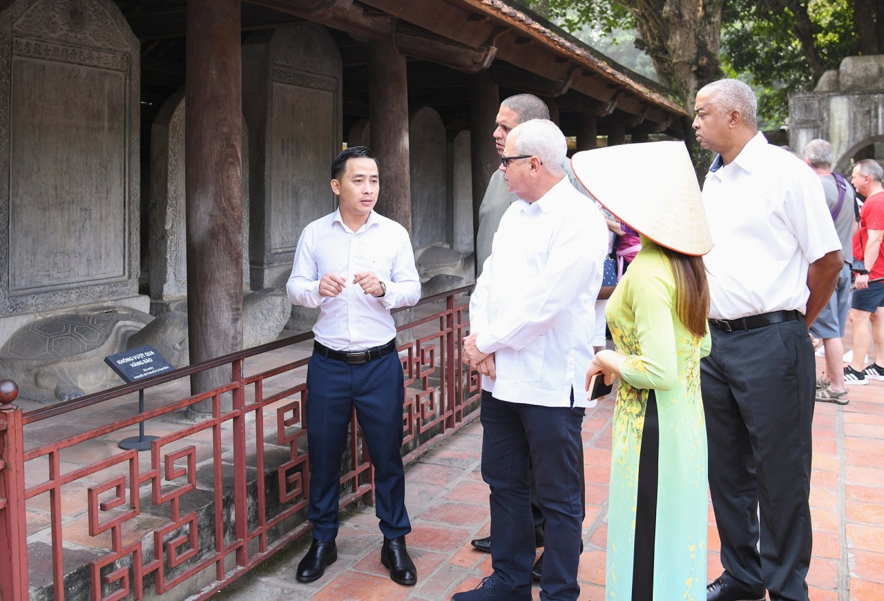 Cuban Legislator and Delagates Visit Hanoi