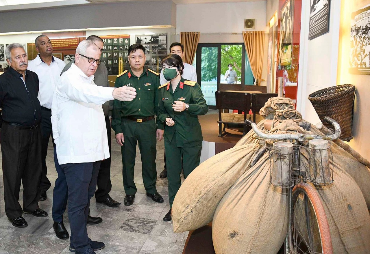 Cuban Legislator and Delagates Visit Hanoi