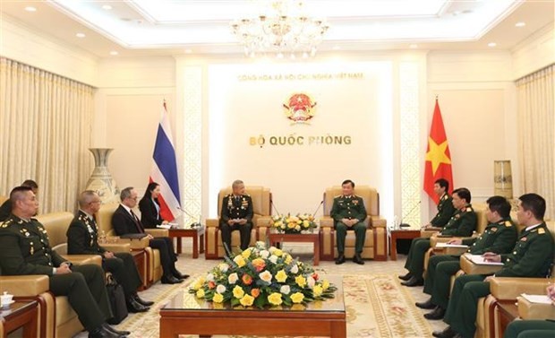 Deputy Defence Minister Sen. Lt. Gen. Hoang Xuan Chien (right) receives Commander-in-Chief of the Royal Thai Army Gen. Narongpan Jittkaewtae. Photo: VNA