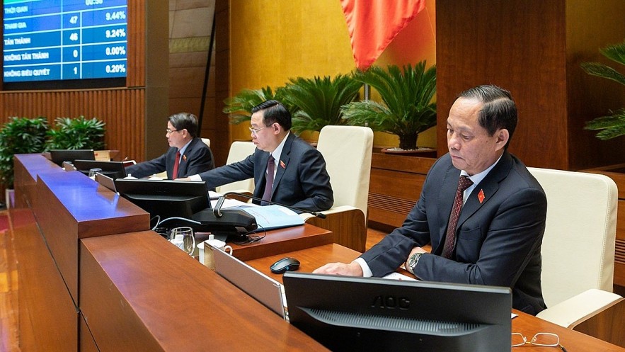 NA Chairman Vuong Dinh Hue and other NA Vice Chairmen press the buttons to approve the resolution on socio-economic development tasks for 2023.