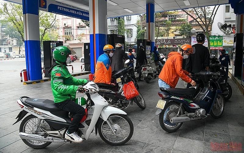 The retail price of RON 95-III bio-fuel almost reached 24,000 VND per litre from 3pm on November 11. Photo: NDO
