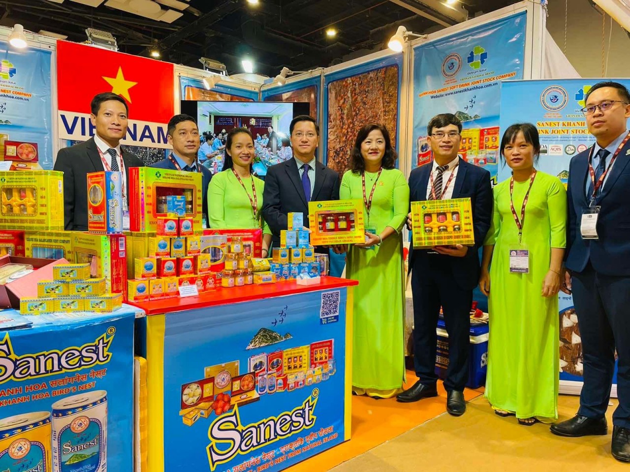 Khanh Hoa Sanest Salanganes'Nest at the fair. 