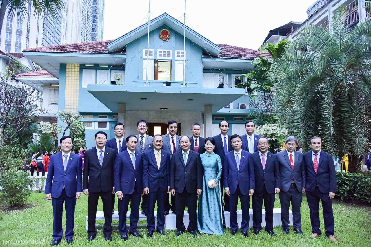 President Phuc, his spouse and outstanding representatives of Vietnamese community in Thailand. Photo: baoquocte.vn