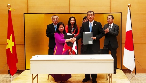 Japanese Consul General in HCM City Watanabe Nobuhiro and Le Thi Thanh Giang, President of the Can Tho Union of Friendship Organizations sign the agreement. Photo: hanoimoi.com.vn