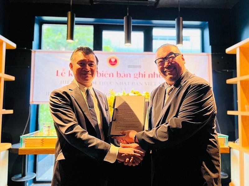 Representatives of the two associations signed a cooperation agreement.