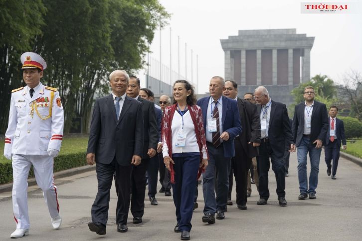 Delegates of World Peace Council's 22nd Assembly Pay Tribute to President Ho Chi Minh