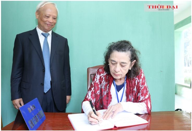 Delegates of World Peace Council's 22nd Assembly Pay Tribute to President Ho Chi Minh