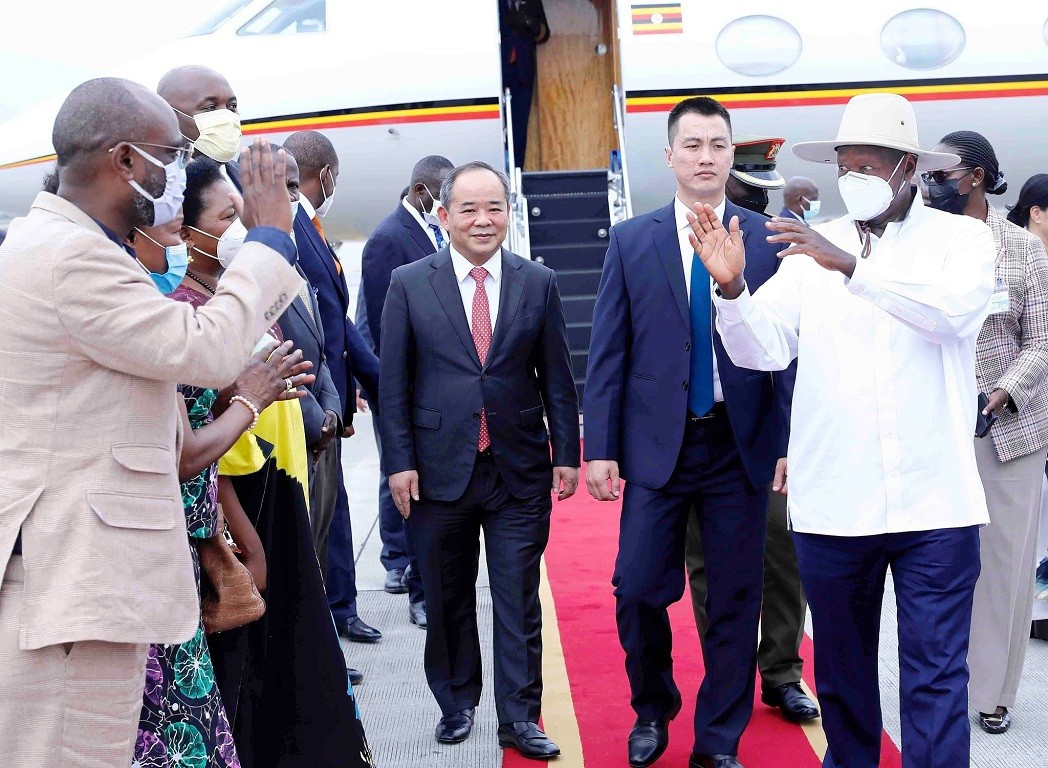 President Yoweri Kaguta Museveni and a high-ranking delegation of the Republic of Uganda arrived in Hanoi on November 23 afternoon. (Photo: VNA