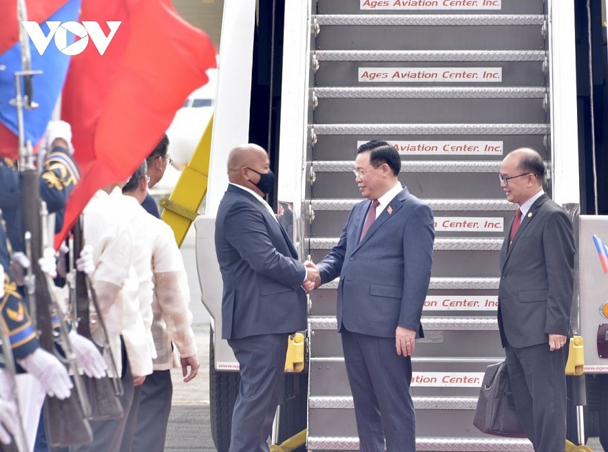 A welcome ceremony for the top Vietnamese legislator.