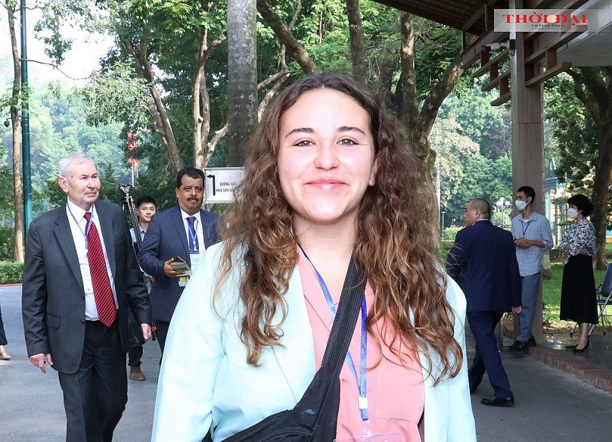 International Delegates Pay Tribute to President Ho Chi Minh