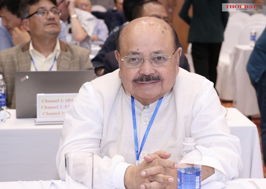 International Delegates Pay Tribute to President Ho Chi Minh