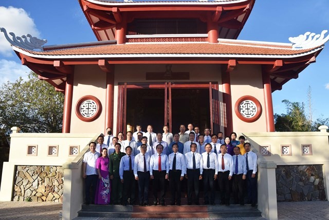 Located 400 km to the south of the capital city of Vientiane, the village hosts within its grounds a President Ho Chi Minh memorial site, the first of its kind in Laos.