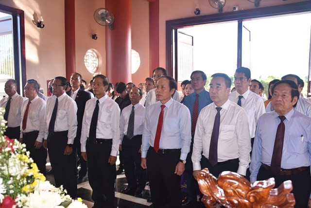 Delegates offer incense to President Ho Chi Minh at President Ho Chi Minh memorial site in Xieng Vang Village, Xieng Muong Commune, Noong Boc District, Khammouane Province, Laos. Source: daidoanket.vn