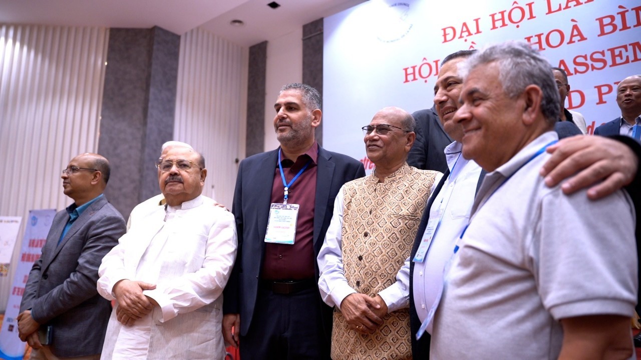 New President of the World Peace Council Pallab Sengupta took a photo with delegates (Photo: Truong Hung)