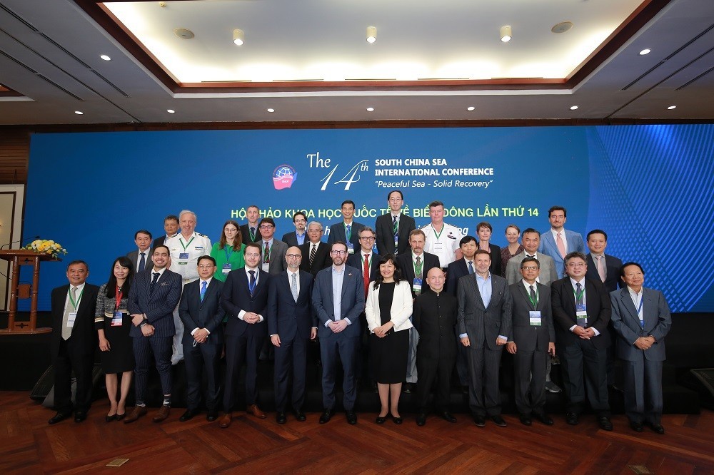 Delegates and speakers attending the seminar took souvenir photos. (Photo: TGVN)