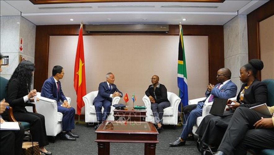 Vietnamese Deputy Minister of Industry and Trade Tran Quoc Khanh (L) and South African Deputy Minister of Trade, Industry and Competition Nomalungelo Gina. Photo: VNA