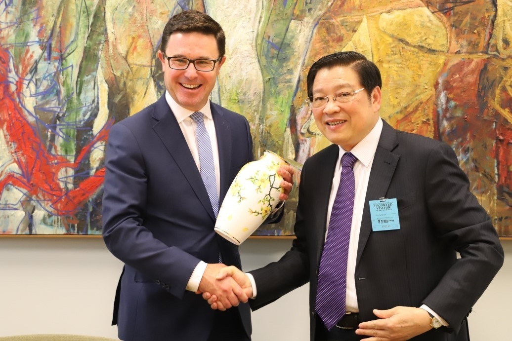 Phan Dinh Trac, Chairman of the CPV Central Committee’s Commission for Internal Affairs presents souvenirs after meeting with David Little Pround, member of the House of Representatives and leader of the National Party.