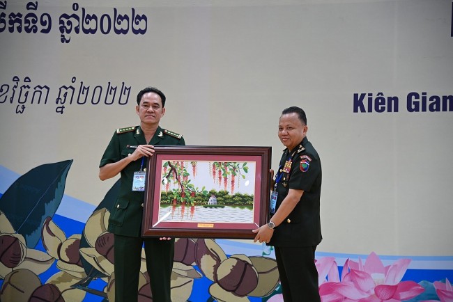 Young Vietnamese, Cambodian Border Guard Officers Exchange