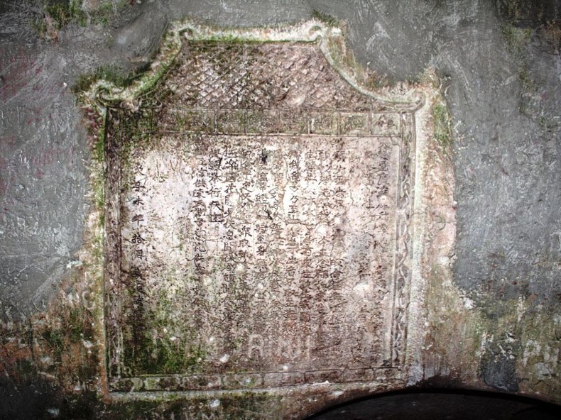 The steles feature writings of various genres by kings and mandarins of the Nguyen Dynasty, monks, and scholars who used to set foot in the scenic landscape between the first half of the 17th century and the 1960s.
