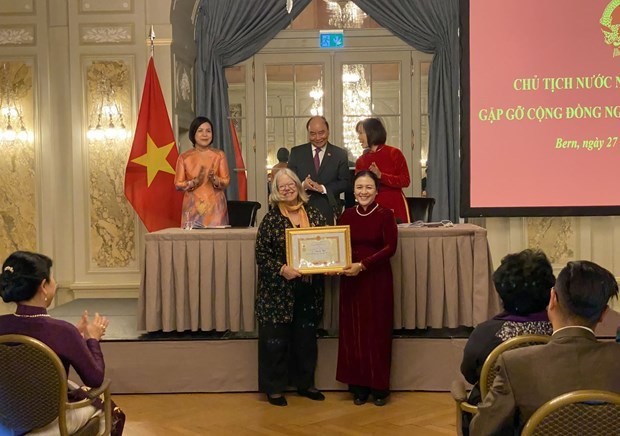 VUFO President Nguyen Phuong Nga presents the insignia to SVFA Chairwoman Anjuska Weil (L). Photo: VNA