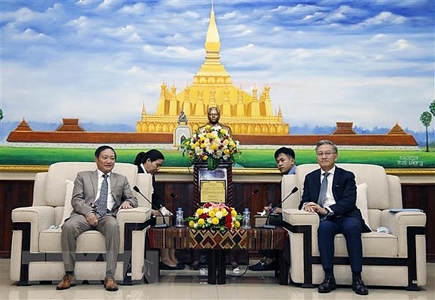Vietnamese Ambassador congratulates Laos on 47-year achievements: Head of the Commission for External Relations of the Central Committee of the Lao People's Revolutionary Party Thongsavanh Phomvihane received Ambassador Nguyen Ba Hung (left) to congratulate the 47th National Day of the Lao People's Democratic Republic. Photo: VNA
