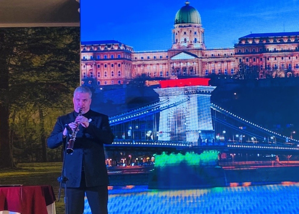Artist József Terék introduced the traditional Hungarian musical instrument '„tárogató' to the people and visitors of Ho Chi Minh City on December 1. Photo: VNA