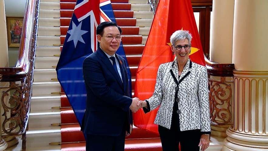 ; NA Chairman Vuong Dinh Hue (L) meets Governor of Victoria state Linda Dessau. Photo: VOV