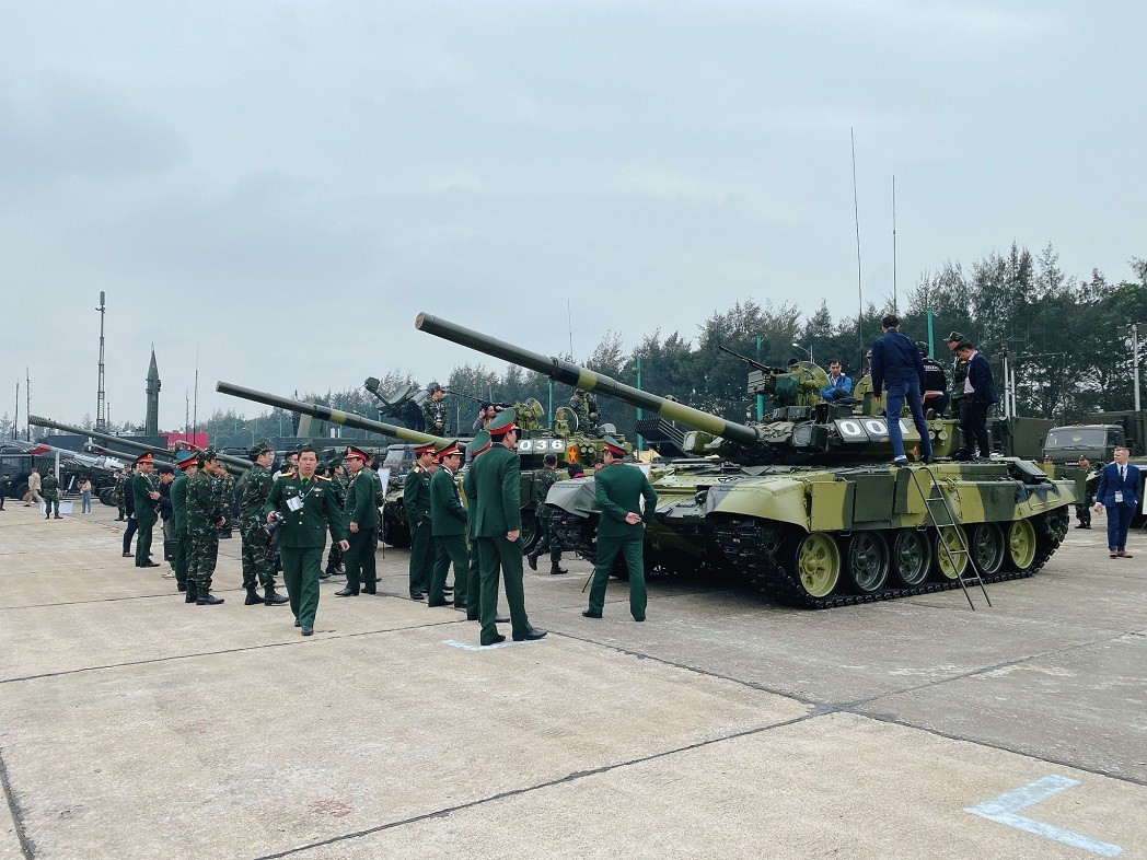 Vietnam's First International Defence Expo Underways in Hanoi